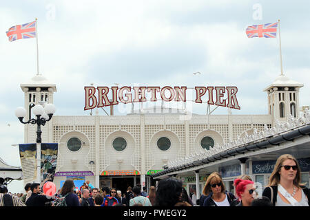 Die Brighton Palace Pier, die gemeinhin als Brighton Pier oder der Palace Pier bekannt ist ein Denkmalgeschütztes Pleasure Pier in Brighton, England, im Zentrum der Stadt gegenüber der alten Steine entfernt. Eröffnung in 1899, es war die dritte Pier in Brighton, nachdem der Königliche Suspension Kette Pier und der West Pier konstruiert zu sein, aber jetzt ist der einzige noch in Betrieb. Stockfoto