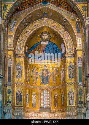 Goldene Mosaik in der Apsis der Kathedrale von Monreale, in der Provinz von Palermo. Sizilien, Süditalien. Stockfoto