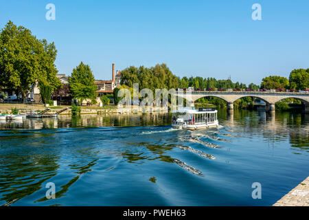 Boot 'les Visites Hennessy' auf dem Fluss Charente in Cognac, Département Charentes, Nouvelle Aquitaine, Frankreich Stockfoto