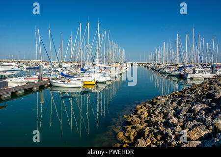 Segelboot in Jachthafen von Saint-Denis d'Oléron, Insel Oleron, Charente-Maritime, Nouvelle-Aquitaine, Frankreich Stockfoto