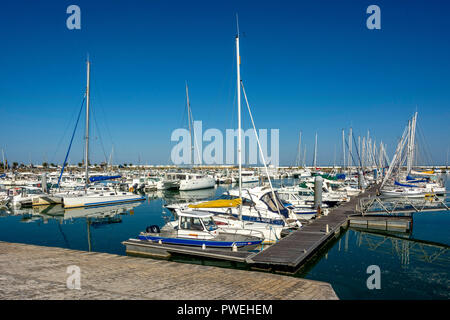 Segelboot in Jachthafen von Saint-Denis d'Oléron, Insel Oleron, Charente-Maritime, Nouvelle-Aquitaine, Frankreich Stockfoto