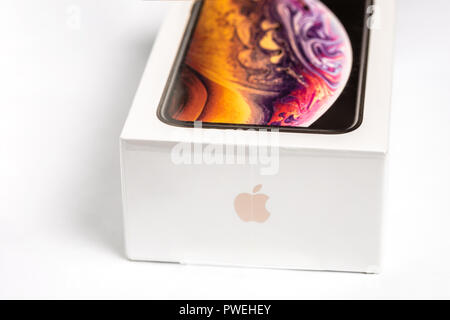 12 Oktober, 2018 - Kiew, Ukraine: Neueste Iphone XS in ungeöffneten Box auf weißer Tisch. Neuestes Apple Smartphone auf weißen Marken, in mobilen Speichern. Moderne Gadget mit Dual Camera und OLED-Display für den Verkauf Stockfoto