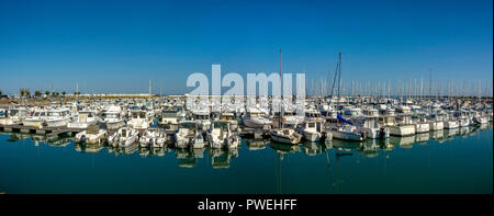 Segelboot in Jachthafen von Saint-Denis d'Oléron, Insel Oleron, Charente-Maritime, Nouvelle-Aquitaine, Frankreich Stockfoto