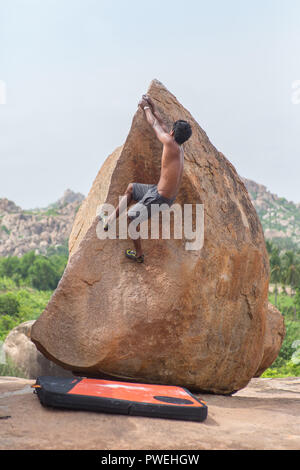 Bouldern in Hampi, Indien. Stockfoto