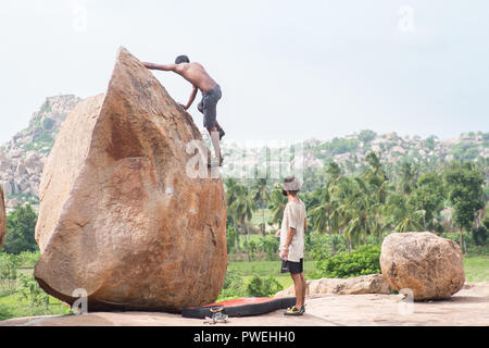 Bouldern in Hampi, Indien. Stockfoto