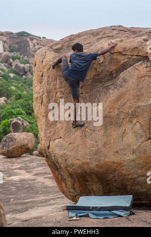 Bouldern in Hampi, Indien. Stockfoto