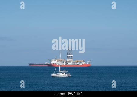 Segelboot, Bohr-, Schiffs- und Tankschiff auf dem Ozean Horizont Stockfoto