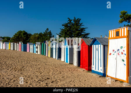 Bunte Beach Cabins in Saint-Denis-d'Oléron auf der Insel Oleron, Charente-Maritime, Nouvelle-Aquitaine, Frankreich Stockfoto