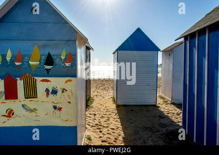 Bunte Beach Cabins in Saint-Denis-d'Oléron auf der Insel Oleron, Charente-Maritime, Nouvelle-Aquitaine, Frankreich Stockfoto