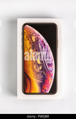 12 Oktober, 2018 - Kiew, Ukraine: Neueste Iphone XS in ungeöffneten Box auf weißer Tisch. Neuestes Apple Smartphone auf weißen Marken, in mobilen Speichern. Moderne Gadget mit Dual Camera und OLED-Display für den Verkauf Stockfoto