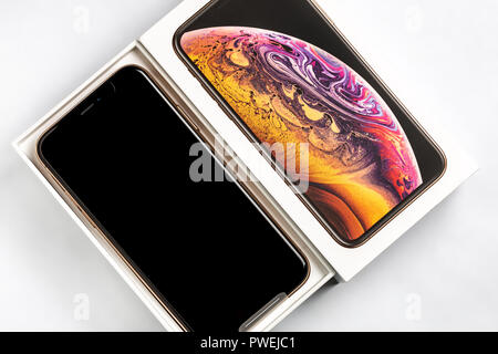 12 Oktober, 2018 - Kiew, Ukraine: Neueste Iphone XS in ungeöffneten Box auf weißer Tisch. Neuestes Apple Smartphone auf weißen Marken, in mobilen Speichern. Moderne Gadget mit Dual Camera und OLED-Display für den Verkauf Stockfoto