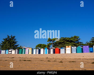 Bunte Beach Cabins in Saint-Denis-d'Oléron auf der Insel Oleron, Charente-Maritime, Nouvelle-Aquitaine, Frankreich Stockfoto