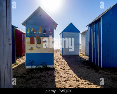 Bunte Beach Cabins in Saint-Denis-d'Oléron auf der Insel Oleron, Charente-Maritime, Nouvelle-Aquitaine, Frankreich Stockfoto