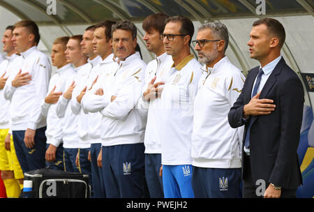 Lemberg, Ukraine - 9. SEPTEMBER 2018: ukrainische Trainer und Spieler, die zu den nationalen Hymne vor dem UEFA Nationen Liga Spiel Ukraine v Slo Stockfoto