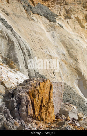 Kreidefelsen, Schichten und foldeded Schichten, erodiert Land slip Felsen im Vordergrund. Alum Bay, Isle of Wight. Southern England. UK. Teil der Europäischen stratigra Stockfoto