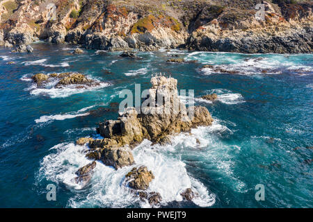 Die kalte, nährstoffreichen Gewässern des Nördlichen Pazifik Waschen gegen den felsigen und szenischen Küstenlinie von Nordkalifornien, nicht weit von Monterey. Stockfoto