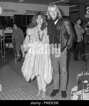 Jacqueline Bisset mit Ehemann Alexander Godunov verlassen Heathrow 1984. Stockfoto