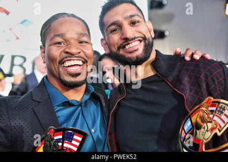 WBC Welterweight champion Amerikanischen Shawn Porter, 30 mit legendären ehemaligen WBC welterweight Champion, zukünftigen Hall-of-Famer Brit Amir 'König' Khan 31 in Kiew Stockfoto