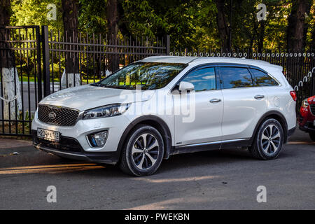 Noworossijsk, Russland - 29. September 2018: Auto Kia Sportage BMW X3 am Rand der Fahrbahn geparkt. Stockfoto