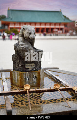 Chozuya mit geschnitzten Stein panther, Wasserreinigung Becken Chozubachi, Heian Shinto Schrein, Heian-jingu, Kyoto, Japan Stockfoto