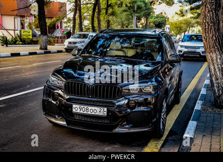 Noworossijsk, Russland - 29. September 2018: Auto BMW X3 am Rand der Fahrbahn geparkt. Stockfoto