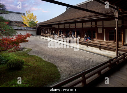 Besucher geniessen Sie die herrliche Landschaft des Hojo Garten, karesansui Rock Garden an Nanzenji Temple Hojo, traditionellen japanischen Zen-Garten in Nanzen-ji-Komplex, Ky Stockfoto