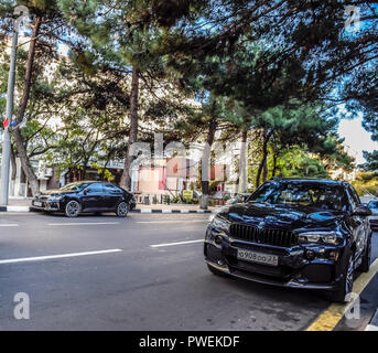 Noworossijsk, Russland - 29. September 2018: Auto Toyota Camry und BMW X3 am Rand der Fahrbahn geparkt. Stockfoto