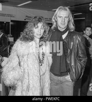 Jacqueline Bisset mit Ehemann Alexander Godunov verlassen Heathrow 1984. Stockfoto