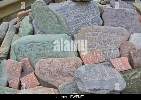 Geschnitzte Mani Steine in Lamayuru, Ladakh, Indien Stockfoto