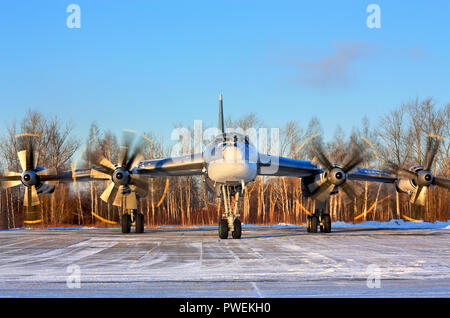 Russische langfristigen strategischen Bomber Tu-95 "Bear" an der Air Base geparkt Stockfoto