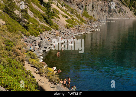 Touristische Baden an Crater Lake North Rim Stockfoto
