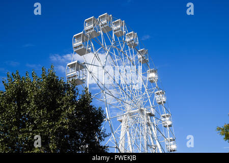 Weiß Riesenrad gegen den blauen Himmel. Riesenrad im Park Stockfoto