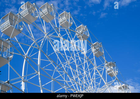 Weiß Riesenrad gegen den blauen Himmel. Riesenrad im Park Stockfoto