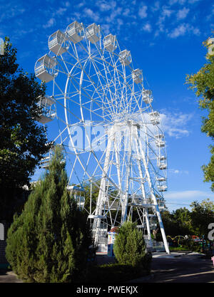 Weiß Riesenrad gegen den blauen Himmel. Riesenrad im Park Stockfoto