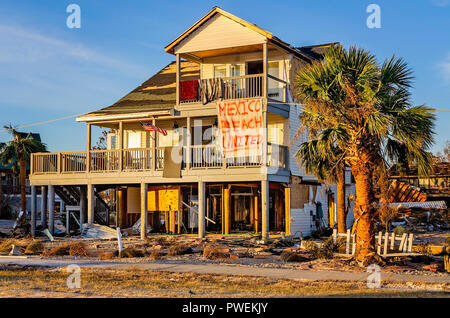 Ein Schild „Mexico Beach United“ hängt an einem beschädigten Haus nach dem Hurrikan Michael vom 12. Oktober 2018 in Mexico Beach, Florida. Stockfoto