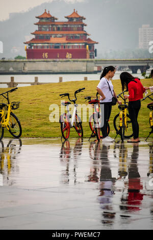 Mädchen mit einem City Bike Teilen, Zhuhai, China Stockfoto