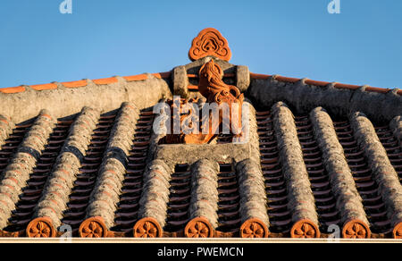 Shisa Bewachung eine Dachterrasse in Okinawa, Japan Stockfoto