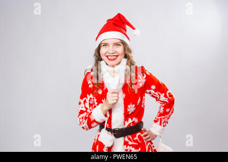 Urlaub, Weihnachten und Witz Konzept - Schwere wütende Frau in das Bild eines schlechten Santa auf weißem Hintergrund Stockfoto