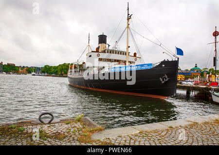 Schwarze Schiff im Hafen von Djurgården in Stockholm, Schweden. Stockfoto