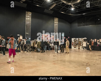 Mailand, Italien - Oktober 14, 2018: Die Menschen sind Shopping im Vintage Osten Markt in Mailand. Der Markt ist ein Vintage indoor Markt führte einmal pro Mont Stockfoto