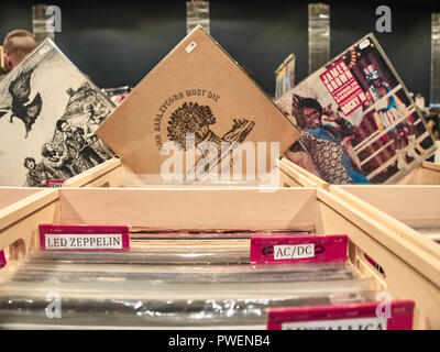 Mailand, Italien - 14. Oktober 2018: Aufnahme eines Satzes von Vinyls. Der Markt ist ein Vintage Markthalle-LED einmal pro Monat in Mailand. Stockfoto