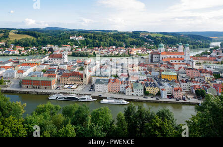 D-Passau, Donau, Inn, Ilz, Panoramaaussicht mit Inn und Donau, Altstadt, Jesuitenkirche St. Michael mit Leopoldinum High School, ehemaligen Jesuitenkollegs, Wallfahrtskirche und Kloster St. Maria, Hilfe, Rathaus, Stephansdom, Bischof der Kirche, Barock, Flusslandschaft, Inn, Donau Landschaft, Schiffsanlegestelle, Ausflugsschiffe Stockfoto