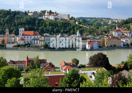 D-Passau, Donau, Inn, Ilz, Panoramablick mit Donau und Altstadt, v.l.n.r. Rathaus, Jesuitenkirche St. Michael mit Leopoldinum High School, ehemaligen Jesuitenkollegs, Veste Oberhaus mit Oberhaus Museum auf dem Georg Hill, Kloster Niedernburg mit Grab der Seligen Gisella, Schaibling Turm, Stadt, Turm, Burg Niederhaus, katholische Kirche St. Severin, Barock, Flusslandschaft, Donau Landschaft Stockfoto