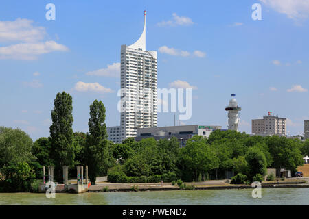 Österreich, A-Wien, Donau, Hauptstadt, Donau City, Neue Donau Hochhaus, Wohnturm, Flusslandschaft, Donau Landschaft, Donau Promenade, Donauufer, cumulus Wolken Stockfoto