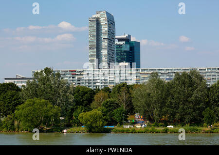 Österreich, A-Wien, Donau, Hauptstadt, Donau City, Mischek Tower und Appartementhaus, Abwicklung, Wohnturm, hinter dem Saturn Tower, Tower, Flusslandschaft, Donau Landschaft, Donau Promenade, Donau Stockfoto
