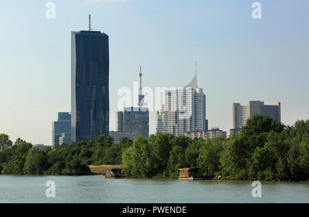 Österreich, A-Wien, Donau, Hauptstadt, Skyline der Donau City, v.l.n.r. Ares Tower, Tower, DC Tower 1, Commercial Tower, Wolkenkratzer, Mischek Tower, Apartment Tower, Donau Turm, Hochhaus Neue Donau, apartment Tower, UNO-City mit VIC Internationales Zentrum Wien und Austria Center Vienna, Flusslandschaft, Donau Landschaft, Donau Promenade, Donau Stockfoto