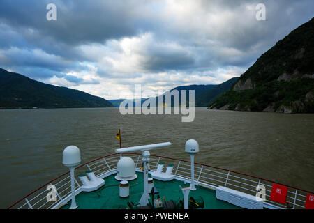 Serbien, Rumänien Südkarpaten, Serbische Karpaten, Banat Berge, Djerdap Nationalpark, Katarakte, Eisen Tore, Donau Water Gap, Flusskreuzfahrt auf der Donau, Donau Navigation, aROSA 393 Mia, Flusslandschaft, Donau Landschaft, Berge, bergige Landschaften, steilen Felsen, Abend, Sonnenuntergang, dunkle Wolken Stockfoto
