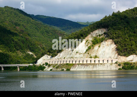 Serbien, Rumänien Südkarpaten, Serbische Karpaten, Banat Berge, Djerdap Nationalpark, Katarakte, Eisen Tore, Donau Water Gap, Flusskreuzfahrt auf der Donau, Donau Navigation, Flusslandschaft, Donau Landschaft, Berge, Berglandschaft, steil Felsen Stockfoto