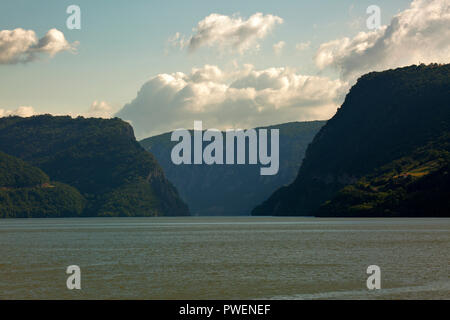 Serbien, Rumänien Südkarpaten, Serbische Karpaten, Banat Berge, Djerdap Nationalpark, Katarakte, Eisen Tore, Donau Water Gap, Flusskreuzfahrt auf der Donau, Donau Navigation, Flusslandschaft, Donau Landschaft, Berge, bergige Landschaften, steilen Felsen, Abendstimmung, Wolken Stockfoto