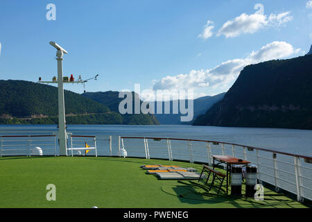 Serbien, Rumänien Südkarpaten, Serbische Karpaten, Banat Berge, Djerdap Nationalpark, Katarakte, Eisen Tore, Donau Water Gap, Flusskreuzfahrt auf der Donau, Donau Navigation, aROSA 393 Mia, Flusslandschaft, Donau Landschaft, Berge, Berglandschaft, steil Felsen Stockfoto